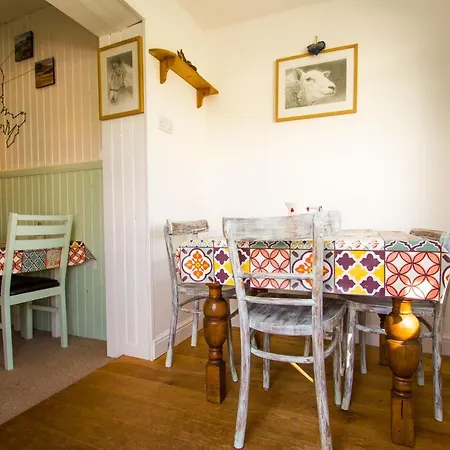 The Red Red Robin Cottage-2